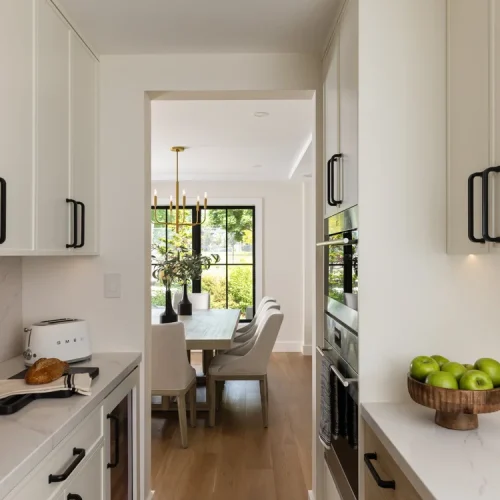 99Hanna_KitchenToDiningRm